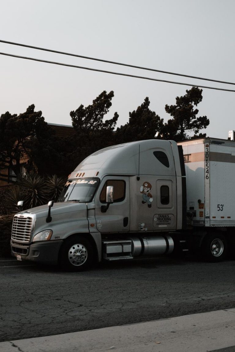 Dlaczego coraz więcej firm decyduje się na wynajęcie ciężarówek?
